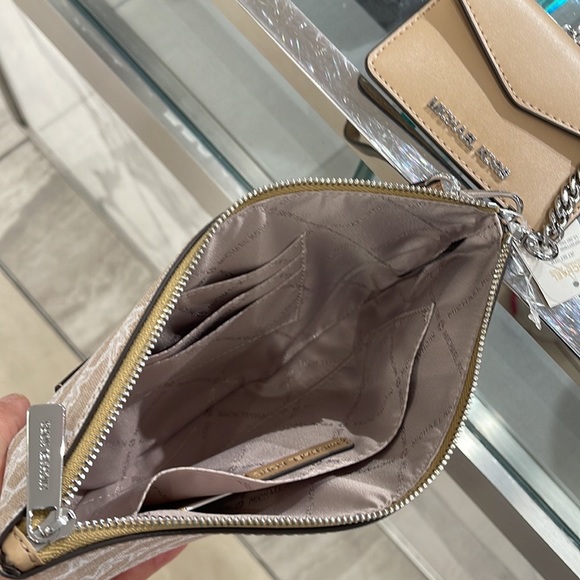 MICHAEL KORS JET SET ITEM LG 2 in 1 CARD CASE & WRISTLET
Camel 

NWT - Picture 7 of 16